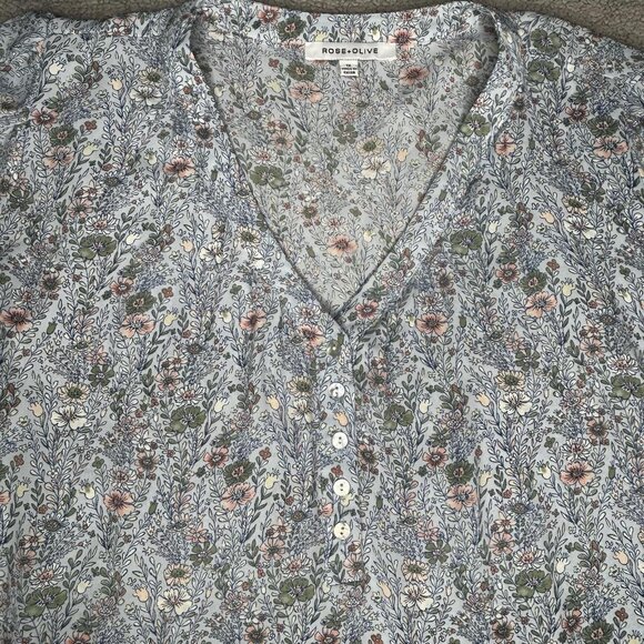 Rose + Olive Blouse Womens 1X Blue Floral V Neck Button Front 3/4 Sleeve Top - Picture 1 of 14